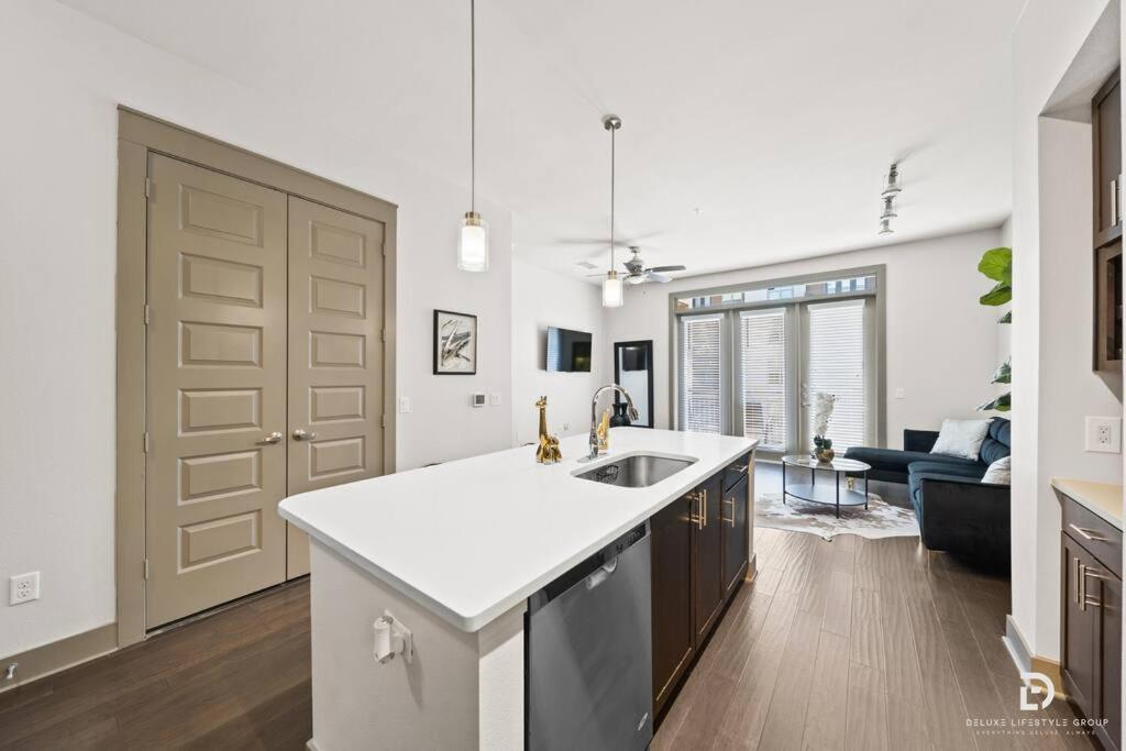 Downtown Houston Deluxe King Suite With Spa Amenities, Pool And Free Parking Exterior foto