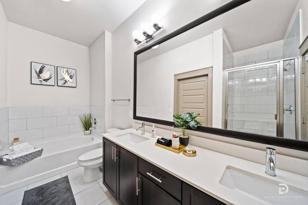 Downtown Houston Deluxe King Suite With Spa Amenities, Pool And Free Parking Exterior foto
